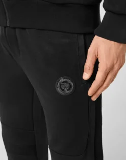 Tracksuit: Zip-up Jacket + jogging pants Statement